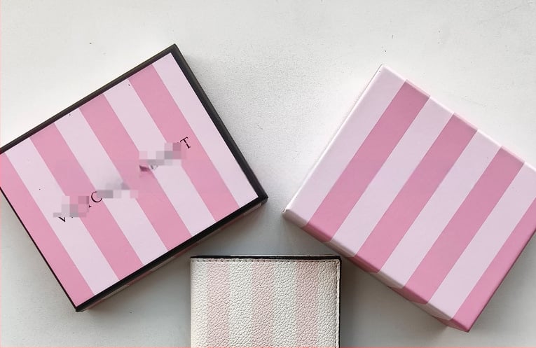 Ultra-λεπτή θήκη διαβατηρίου και καρτών με ρίγες από PU – unisex οργανωτής εγγράφων για ταξίδια, επένδυση πολυεστέρα, έκδοση άνοιξη 2024