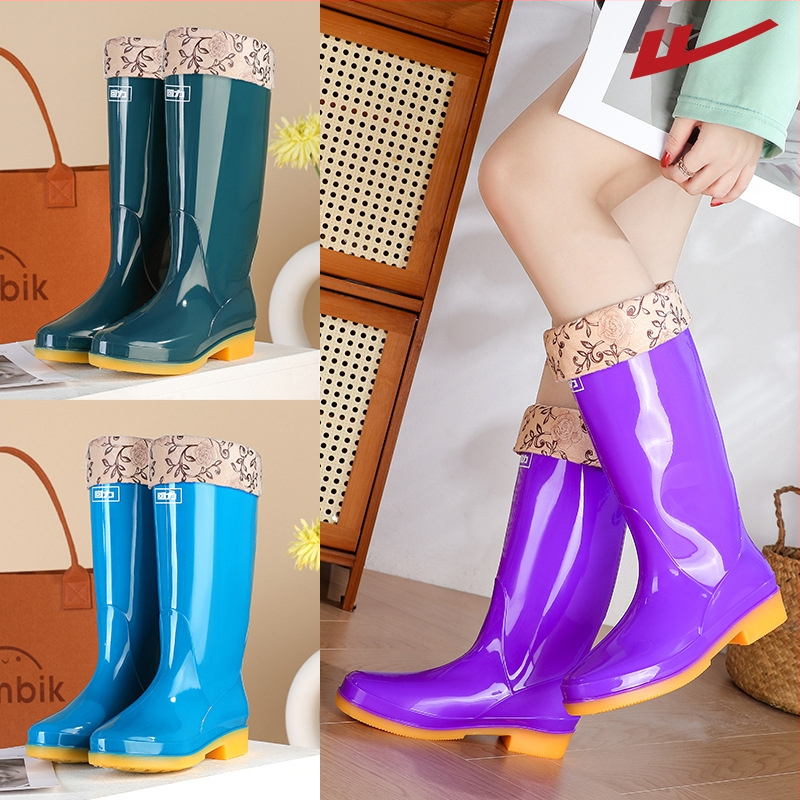 Moterys lietaus batai, PVC viršus, aukštas kojos, storesnis padas, žemas kulnas 1–3 cm, visoms sezonoms