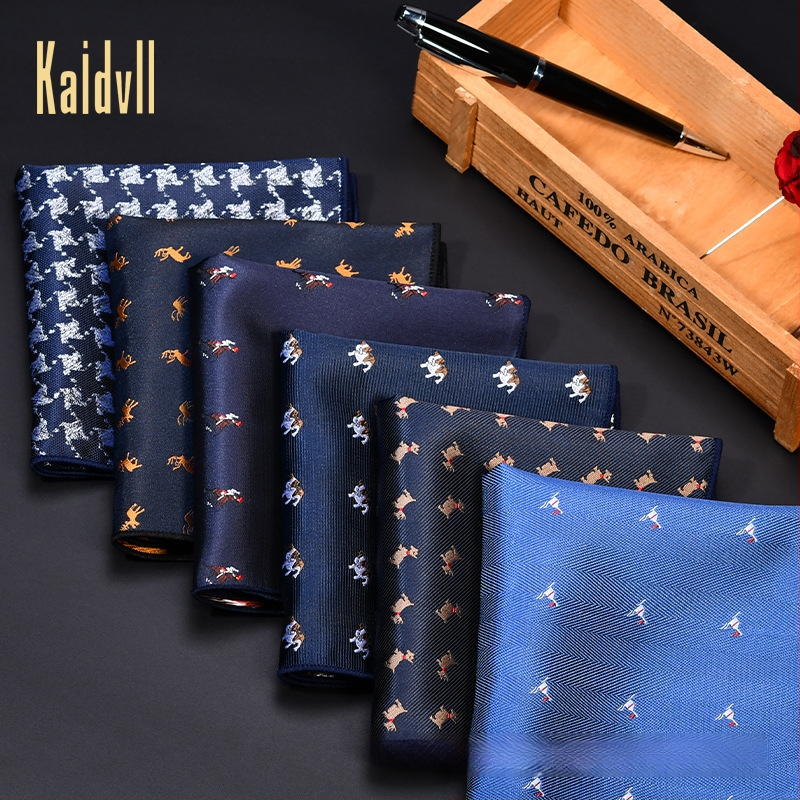 Kabatas lakatiņš ar izšūtu karikatūru dzīvnieku motīvu, poliesters, izšuvums, dizains atbilst kaklaitei, standarta kaklaites platums