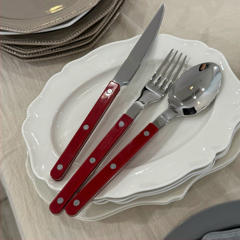 Francia stílusú 304 rozsdamentes acél evőeszköz készlet: steakhez kés, villa és kanál, klipszes fogantyúval, tükrös felület