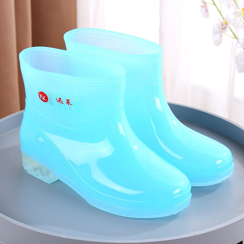 Moteriški lietaus batai su PVC viršutine, žemas kulnas (1–3 cm), žemas vamzdinės dalies aukštis, keturi sezonai