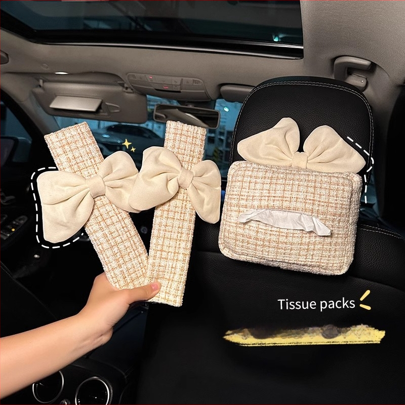 Auto iekšējā dekora komplekts: jostas spilvens ar mezglu, plecu spilvens, salvetes turētājs, karājams somu organizētājs