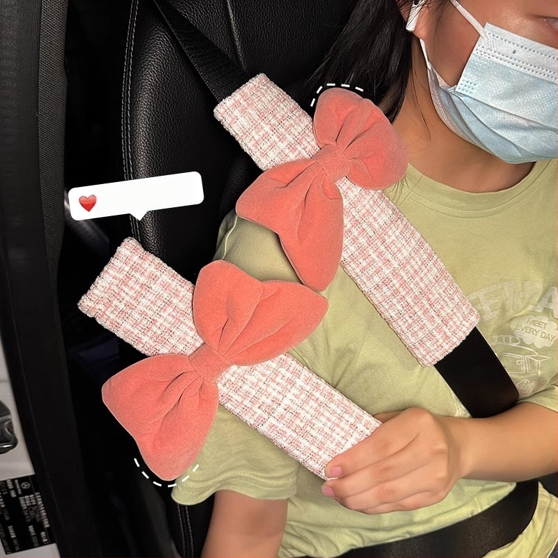 Auto iekšējā dekora komplekts: jostas spilvens ar mezglu, plecu spilvens, salvetes turētājs, karājams somu organizētājs