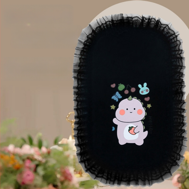 Automašīnas centrālās rokas balstāmās spilventiņš ar karikatūras mežģīņu dizainu; velūra materiāls; zīmols Vika; piemērots atveramai rokasbaltei