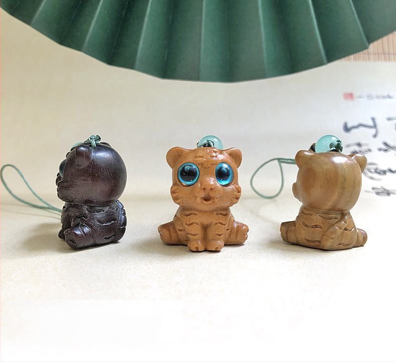 Дървена висулка за телефон и ключодържател с 12 зодии — карикатурни животни; материали: зелено сандалово дърво, розово дърво, boxwood