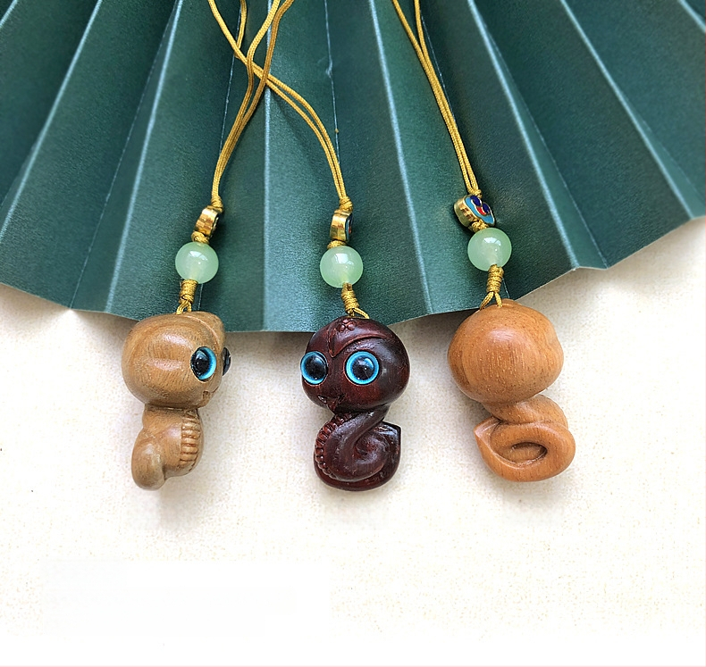 Дървена висулка за телефон и ключодържател с 12 зодии — карикатурни животни; материали: зелено сандалово дърво, розово дърво, boxwood