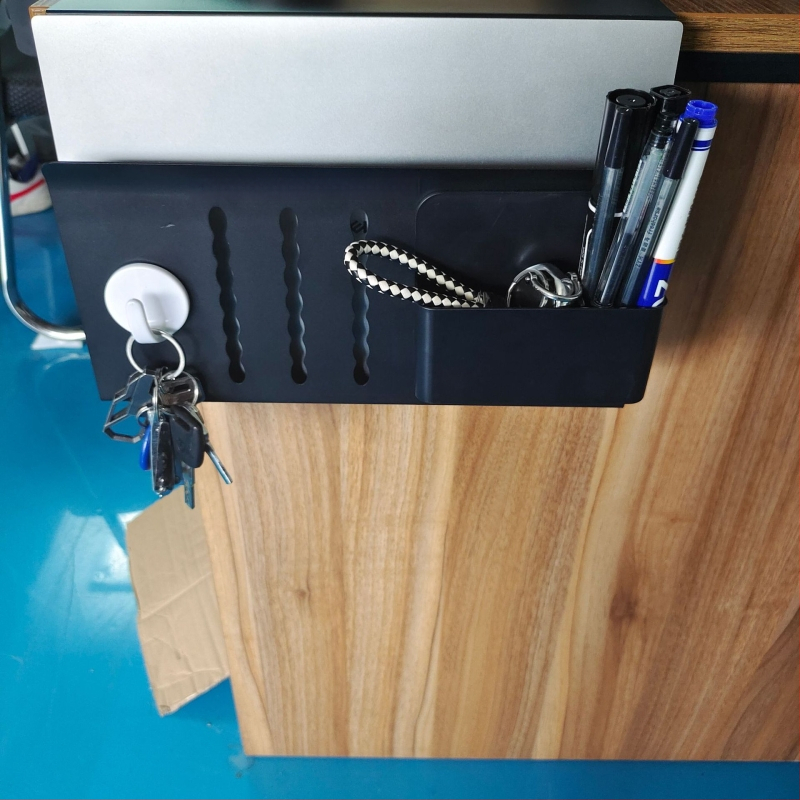 Planšetdatora un viedtālruņa statīvs ar sānu gravitācijas skavu, modeļa XJL-003; svars 1200 g; saderīgs ar iPad un iPhone paaudzēm.