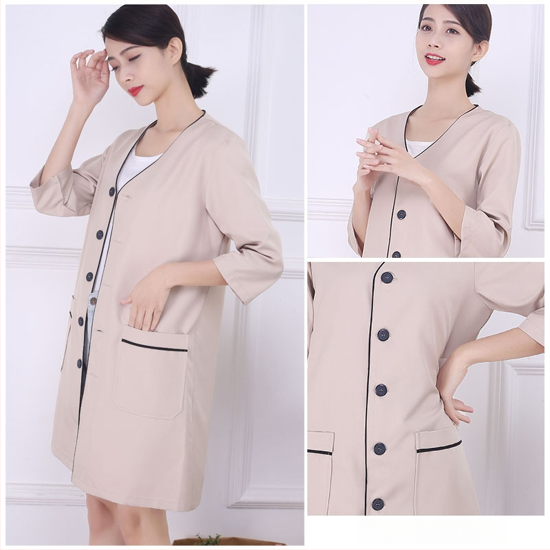 Uniszex koreai stílusú szépségszalon köntös, V-nyak, félhosszú ujjú, laza szabás, poliészter, olajálló és szennyeződésálló, bőrápolás és tetoválószalon számára