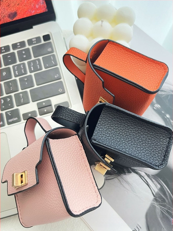 Nothing PU mini pakabinama rankinė – itin lengva, miesto paprastumas