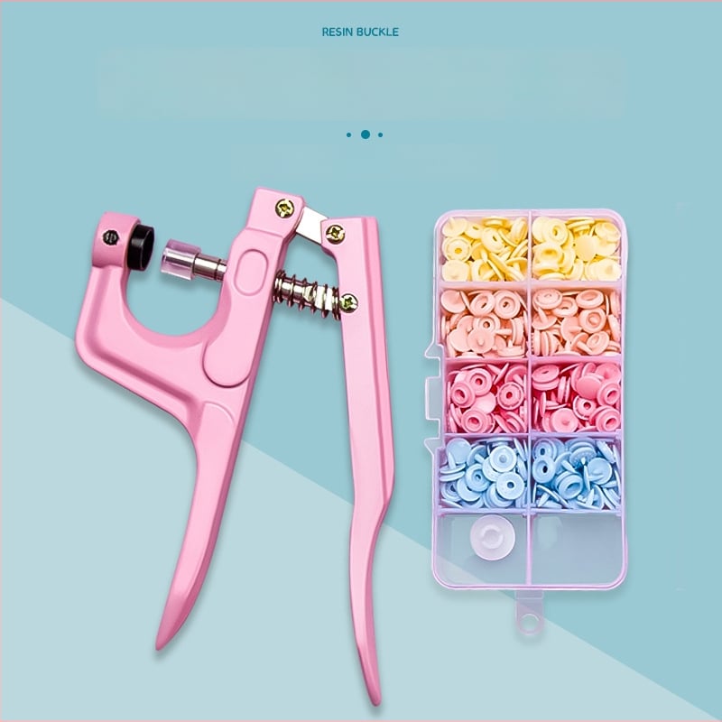 Смолени копчета със щракване за бебешки дрехи — структура: копче със щракване; материал: смола; приложение: ризи, раници и облекло; неутрална опаковка без марка