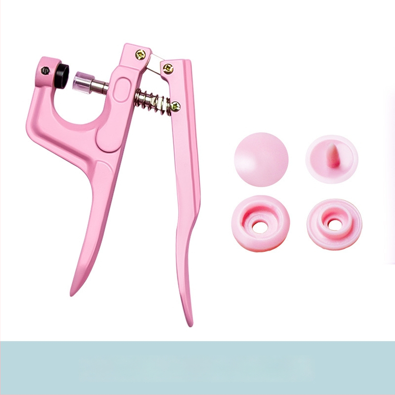 Смолени копчета със щракване за бебешки дрехи — структура: копче със щракване; материал: смола; приложение: ризи, раници и облекло; неутрална опаковка без марка