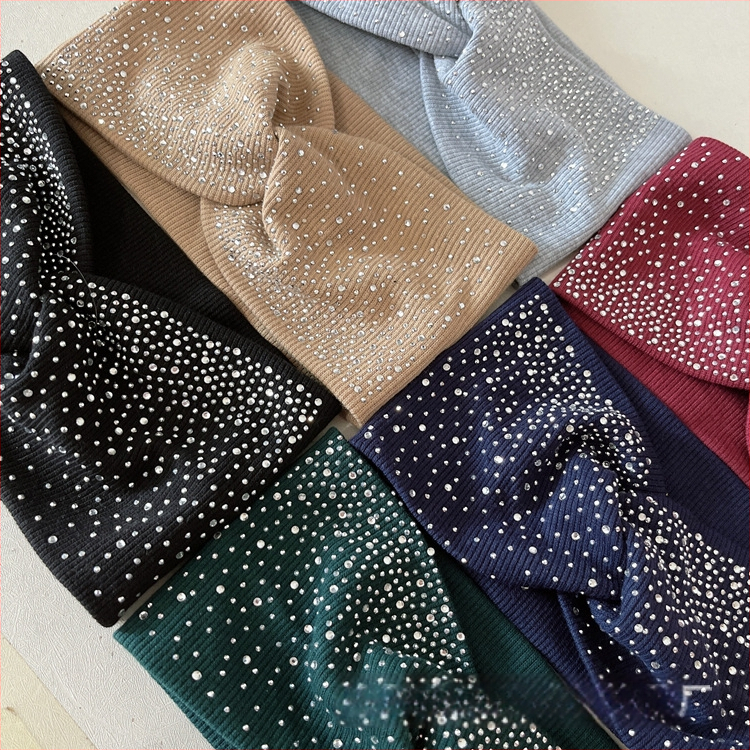 Naiste tekstiilist peavõru ruudulise mustriga ja lips-stiiliga