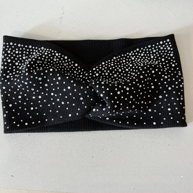 Naiste tekstiilist peavõru ruudulise mustriga ja lips-stiiliga