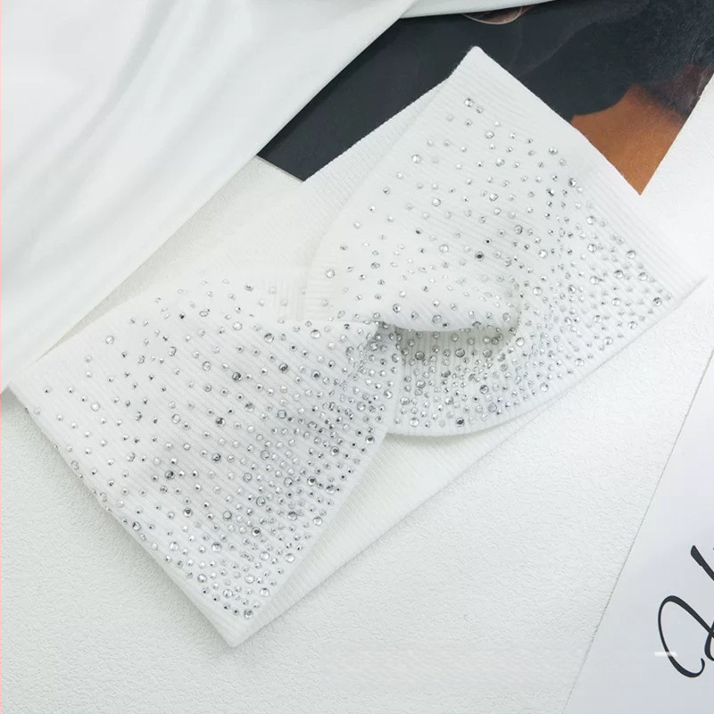 Naiste tekstiilist peavõru ruudulise mustriga ja lips-stiiliga