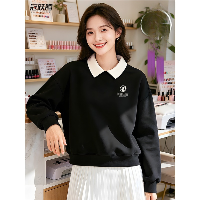 Costum de lucru pentru cosmeticieni de înaltă calitate — hanorac cu logo pentru saloanele de unghii și înfrumusețare, toamnă–iarnă, guler din blană, mâneci lungi. Material principal: spandex; conținut sub 30%; protecție anti-murdărire și dezinfectare.