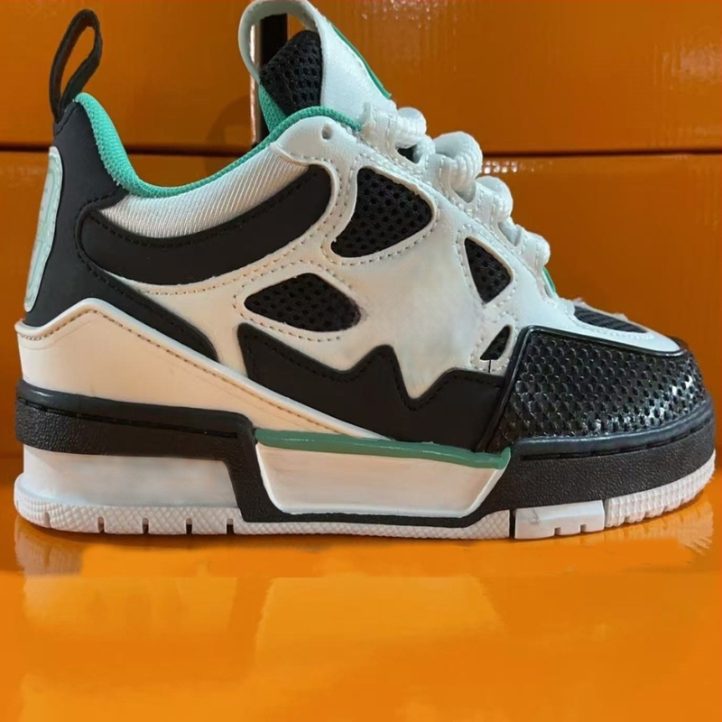 Kedai su apvalia nosimi, viršus iš natūralios odos, polka taškų raštas, žemas kulkšnies aukštis, gumos padas