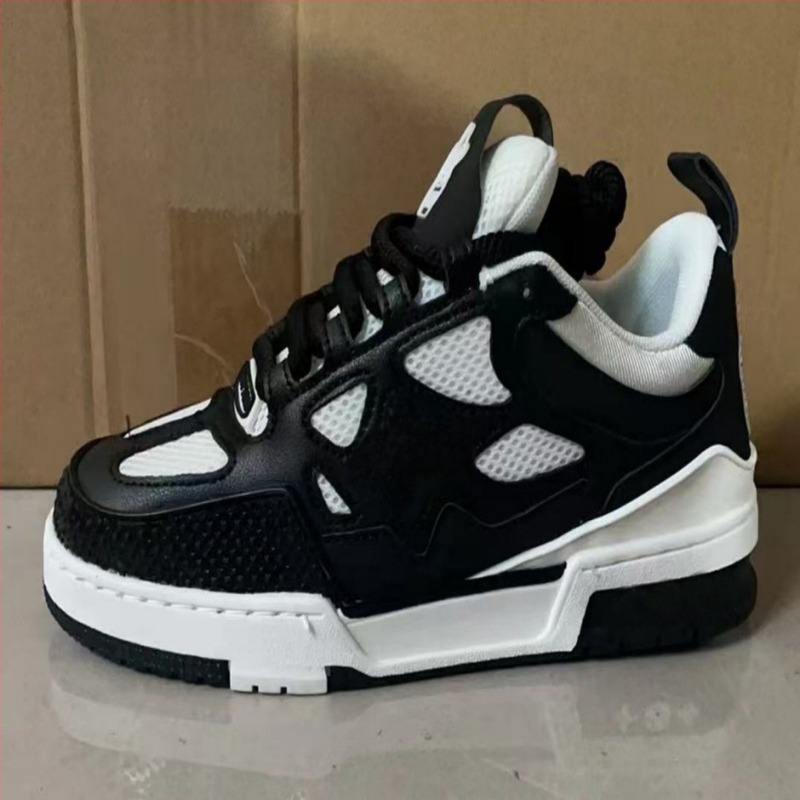 Kedai su apvalia nosimi, viršus iš natūralios odos, polka taškų raštas, žemas kulkšnies aukštis, gumos padas