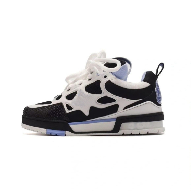 Kedai su apvalia nosimi, viršus iš natūralios odos, polka taškų raštas, žemas kulkšnies aukštis, gumos padas