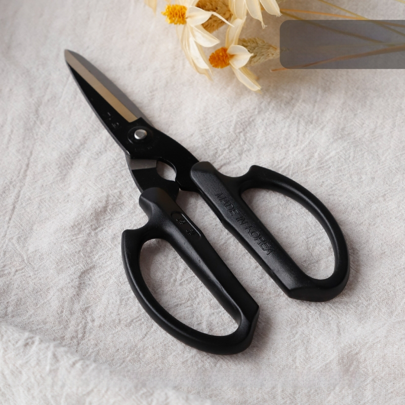 Gėlių žirklės – daugiafunkcinės žirklės gėlių įvyniojimui ir juostelių kirpimui; Prekės ženklas Tarn; Medžiaga: Kita; Nukrypimas: 1–2; Peržiūrėkite SKU