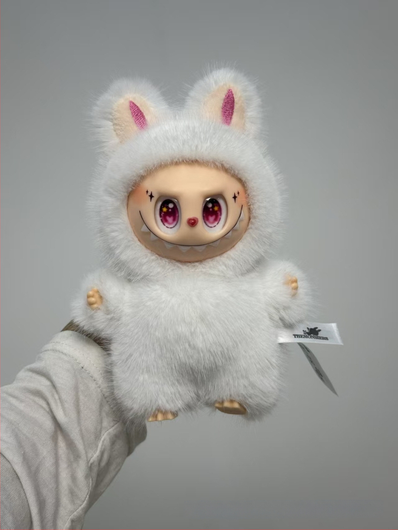 Ανώνυμο λούτρινο αρκουδάκι σε στυλ Totoro, με μάτια φραουλένια, γέμισμα PP βαμβάκι, κατάλληλο για ηλικίες 7–14.