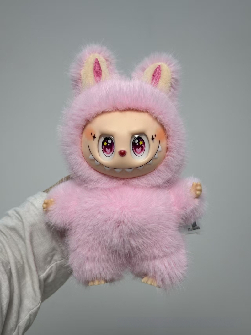 Ανώνυμο λούτρινο αρκουδάκι σε στυλ Totoro, με μάτια φραουλένια, γέμισμα PP βαμβάκι, κατάλληλο για ηλικίες 7–14.