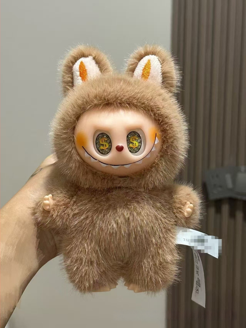 Ανώνυμο λούτρινο αρκουδάκι σε στυλ Totoro, με μάτια φραουλένια, γέμισμα PP βαμβάκι, κατάλληλο για ηλικίες 7–14.