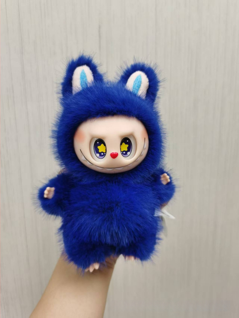 Ανώνυμο λούτρινο αρκουδάκι σε στυλ Totoro, με μάτια φραουλένια, γέμισμα PP βαμβάκι, κατάλληλο για ηλικίες 7–14.
