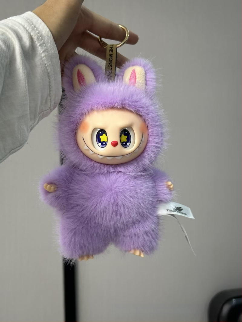 Ανώνυμο λούτρινο αρκουδάκι σε στυλ Totoro, με μάτια φραουλένια, γέμισμα PP βαμβάκι, κατάλληλο για ηλικίες 7–14.