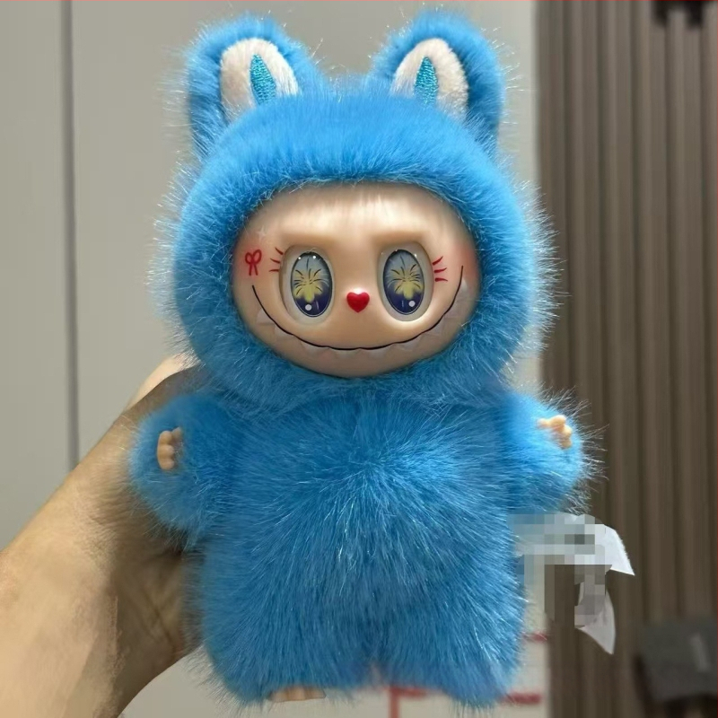 Ανώνυμο λούτρινο αρκουδάκι σε στυλ Totoro, με μάτια φραουλένια, γέμισμα PP βαμβάκι, κατάλληλο για ηλικίες 7–14.