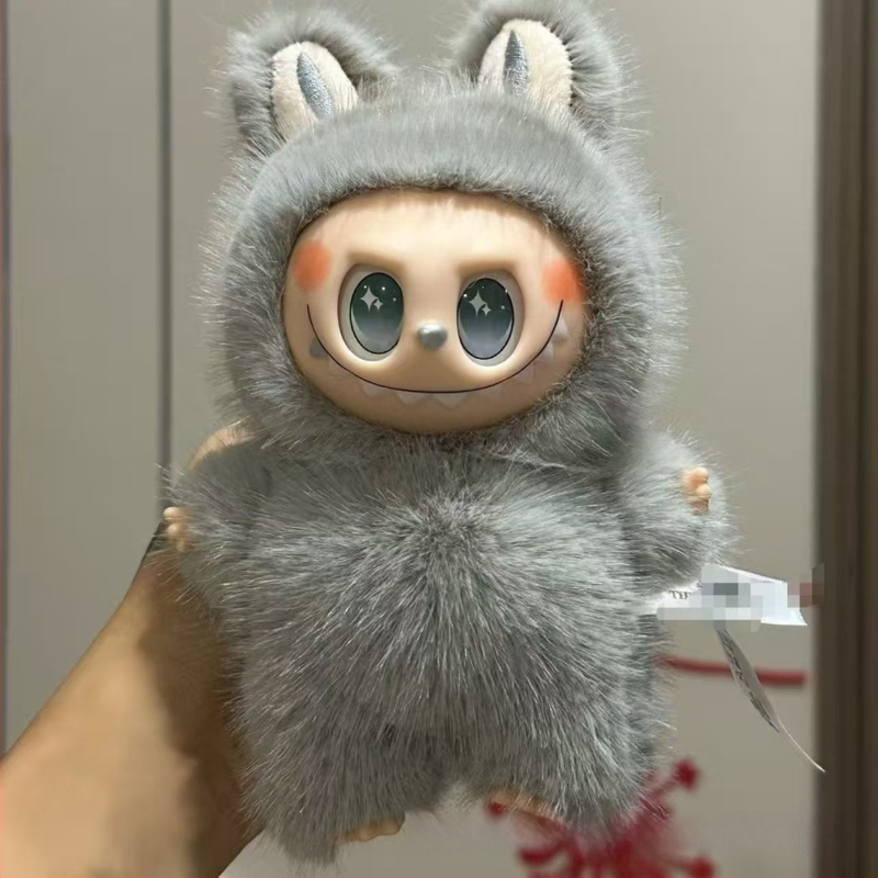 Ανώνυμο λούτρινο αρκουδάκι σε στυλ Totoro, με μάτια φραουλένια, γέμισμα PP βαμβάκι, κατάλληλο για ηλικίες 7–14.