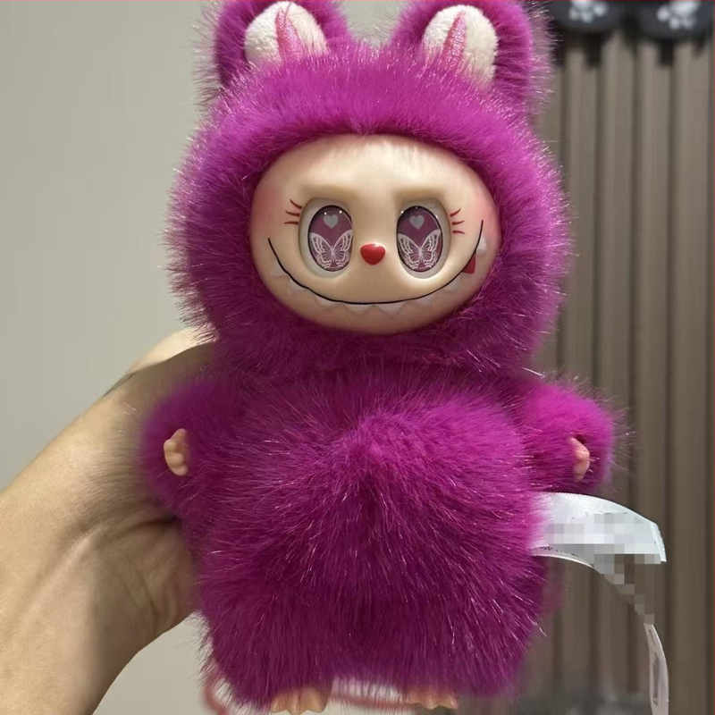 Ανώνυμο λούτρινο αρκουδάκι σε στυλ Totoro, με μάτια φραουλένια, γέμισμα PP βαμβάκι, κατάλληλο για ηλικίες 7–14.