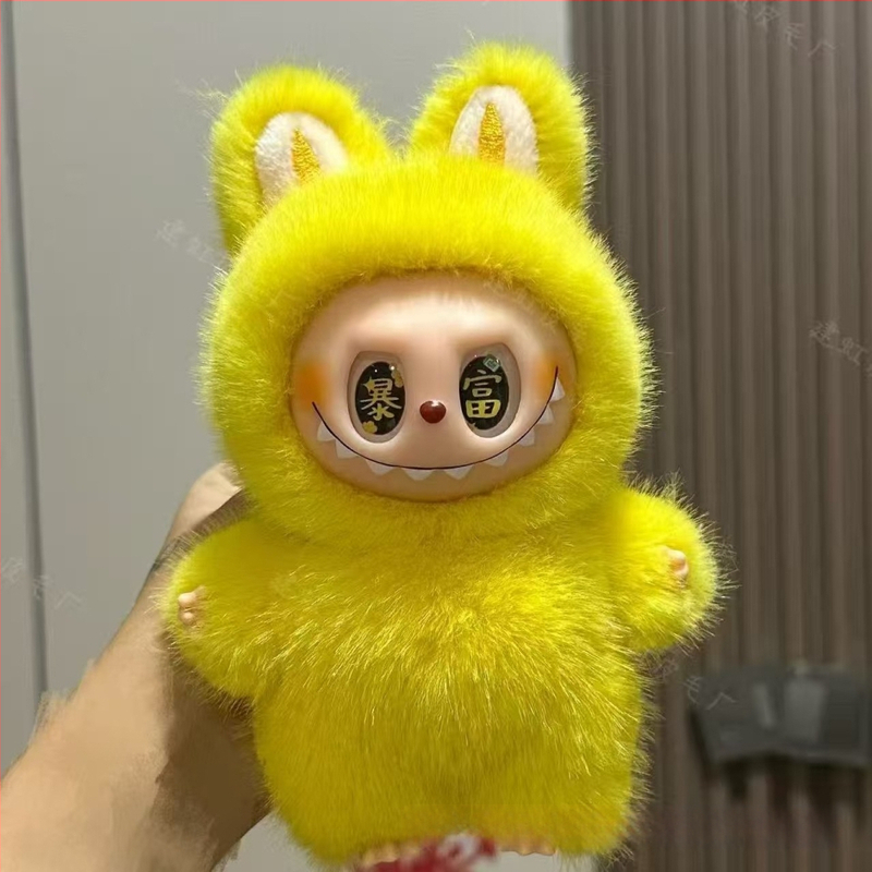 Ανώνυμο λούτρινο αρκουδάκι σε στυλ Totoro, με μάτια φραουλένια, γέμισμα PP βαμβάκι, κατάλληλο για ηλικίες 7–14.