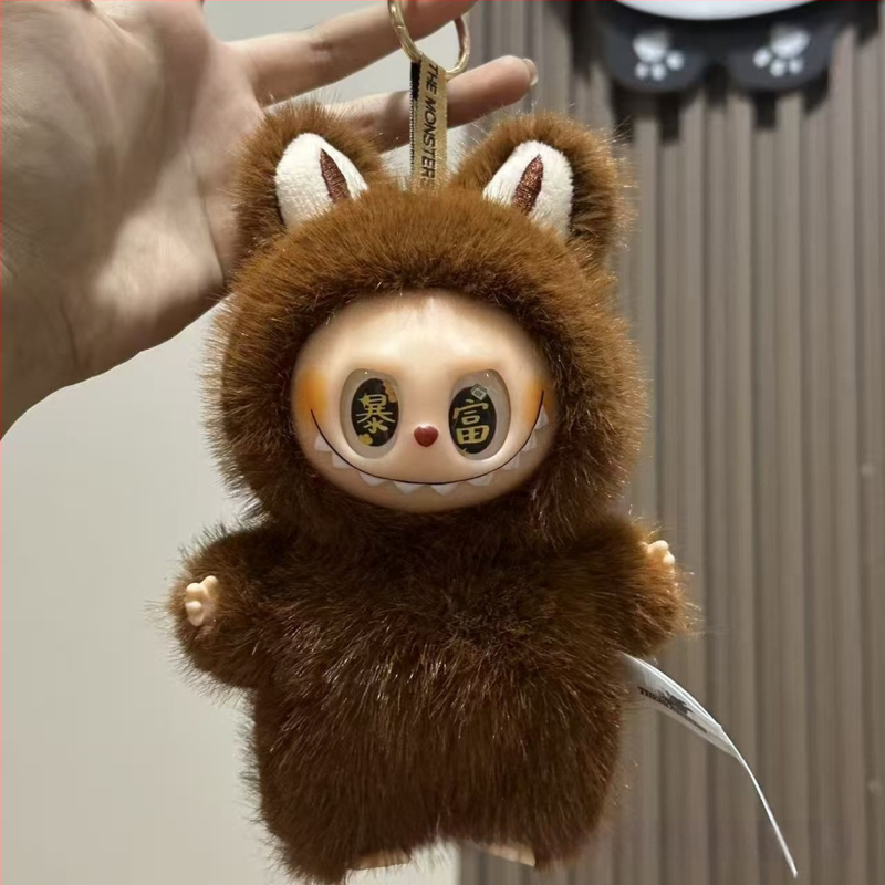 Ανώνυμο λούτρινο αρκουδάκι σε στυλ Totoro, με μάτια φραουλένια, γέμισμα PP βαμβάκι, κατάλληλο για ηλικίες 7–14.