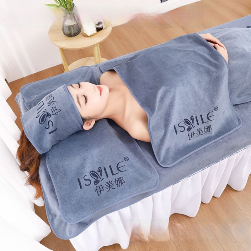 Grožio salono rankšluosnių komplektas: pagalvės rankšluostis, krūtinės rankšluostis su skylute, lovos rankšluostis ir galvos rankšluostis; mikropluoštas, 430 gsm, 80% mikropluošto + nailonas; logotipo pritaikymas; siuvimo kraštai