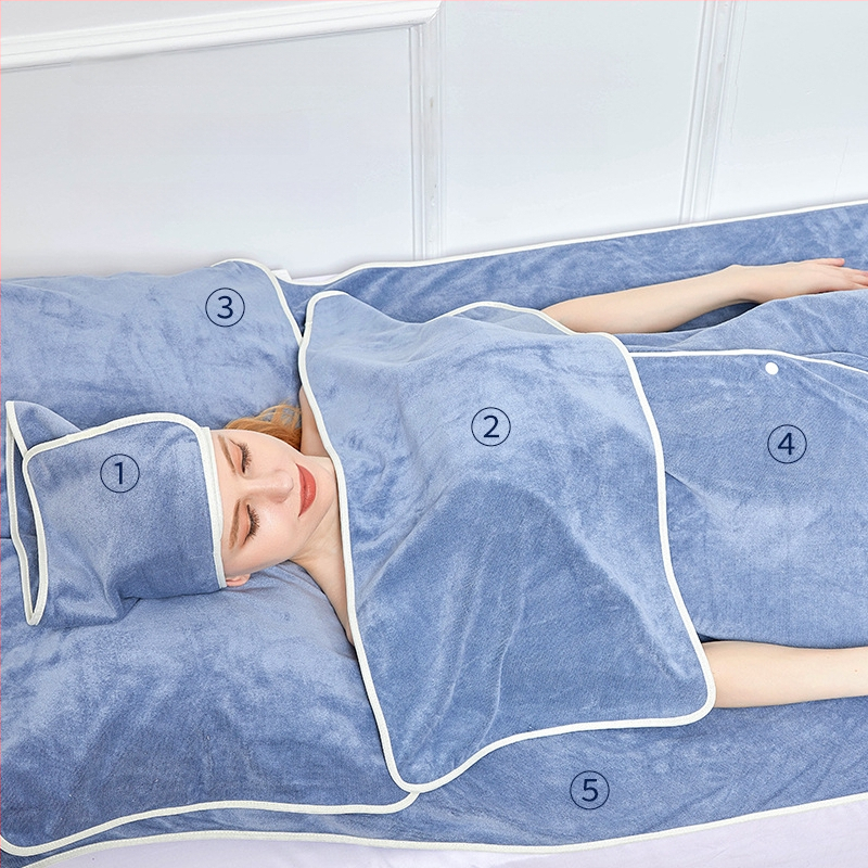 Grožio salono rankšluosnių komplektas: pagalvės rankšluostis, krūtinės rankšluostis su skylute, lovos rankšluostis ir galvos rankšluostis; mikropluoštas, 430 gsm, 80% mikropluošto + nailonas; logotipo pritaikymas; siuvimo kraštai