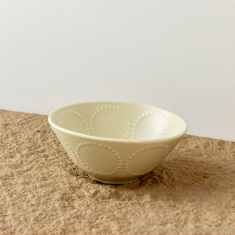 Kerámia tál domborított gyöngy-karika mintával, retro stílus, kerek alak, mikróban használható.