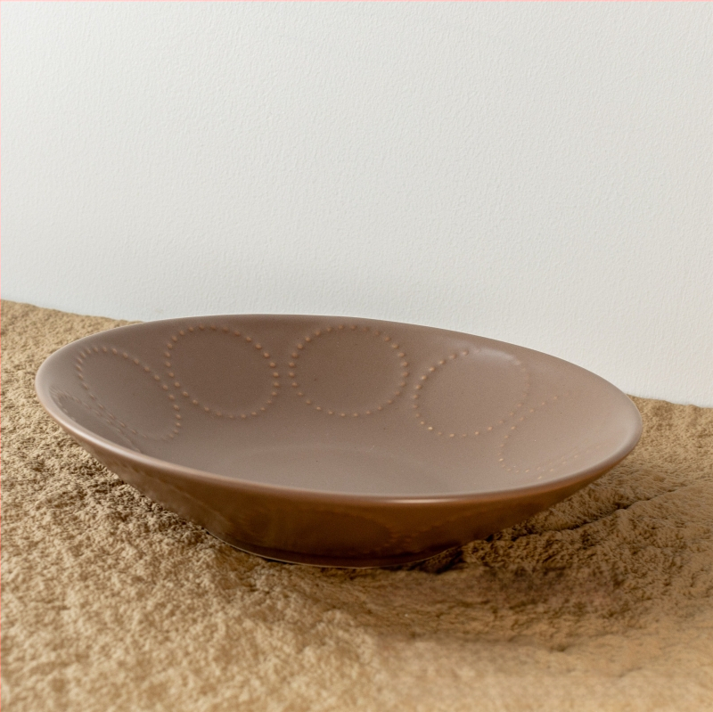 Kerámia tál domborított gyöngy-karika mintával, retro stílus, kerek alak, mikróban használható.