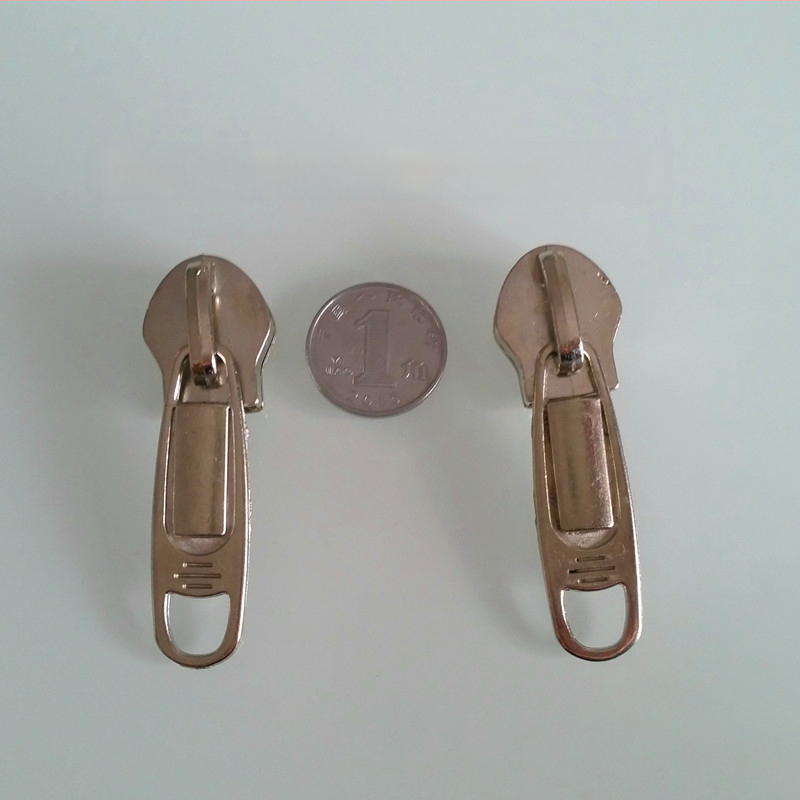 Užsegimo galvutė su išlenktu ašmeniu ir skylėmis – krepšių priedai, prekės kodas: Tfglo%%j # Lznj # Yj # Lznlznfg, 2024 m. pavasaris