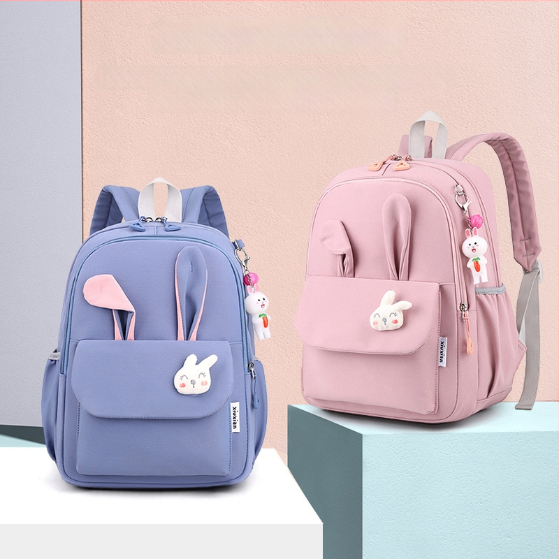 Mergaitėms skirta mokyklinė kuprinė iš nailono, vaikiško ir žaismingo stiliaus, skirta 1–2 klasei