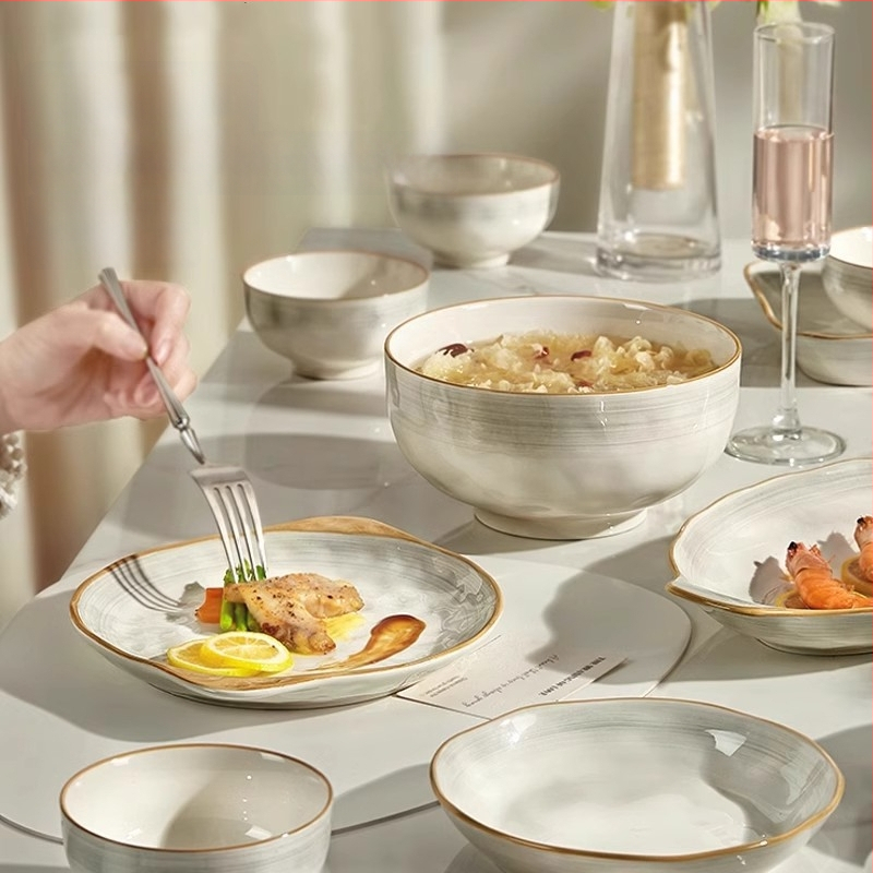 Πλατύ πιάτο πορσελάνης, τετράγωνο σχήμα, υπό γλάσο φινίρισμα, μονοχρωματικό μοτίβο, κατάλληλο για φούρνο μικροκυμάτων