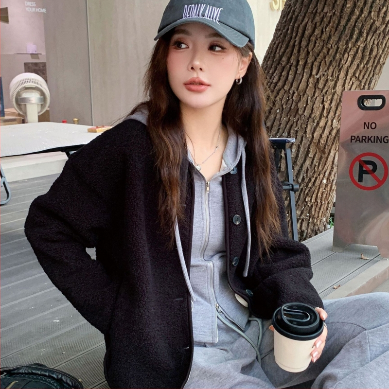 Cardigan damă din fleece Sherpa imitatie, croială lejeră, mâneci lungi, amestec poliester 95%+, căptușeală: 91.9% poliester, 5.2% elastan, 1.6% viscose, 0.7% lână de oaie, 0.6% mătase dud, Iarna 2025