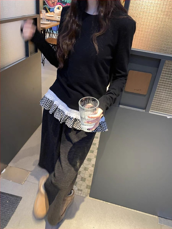 Μπλούζα από μείγμα καθαρού βαμβακιού και γερμανικού βελούδου, ρομαντικός δαντελένιος φινιρισμός με βολάν, μακριά μανίκια, στρογγυλός λαιμός