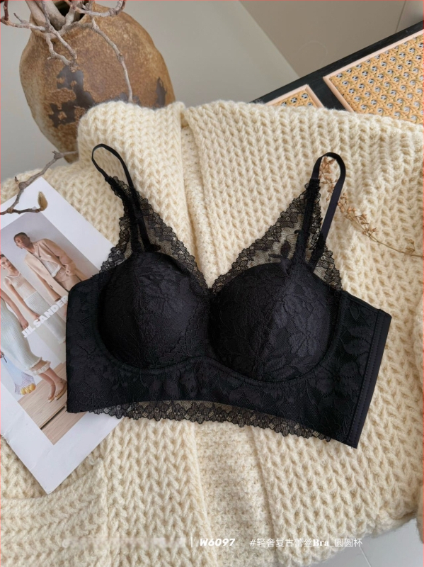 Бра с дантела, френски стил дълбок V, триъгълна чашка, безшевна, задни катарами с три реда