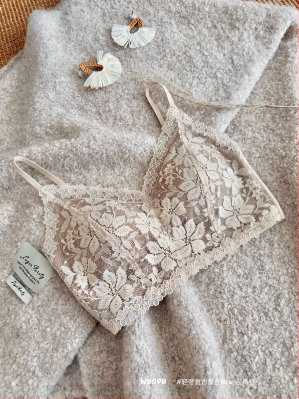 Бра с дантела, френски стил дълбок V, триъгълна чашка, безшевна, задни катарами с три реда