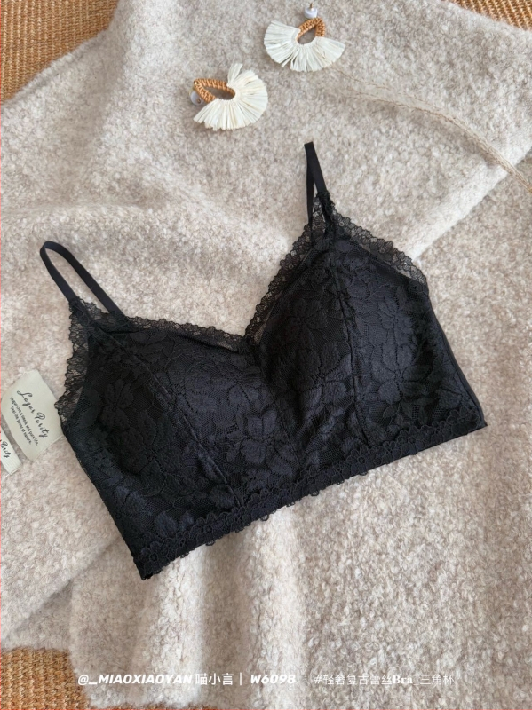 Бра с дантела, френски стил дълбок V, триъгълна чашка, безшевна, задни катарами с три реда