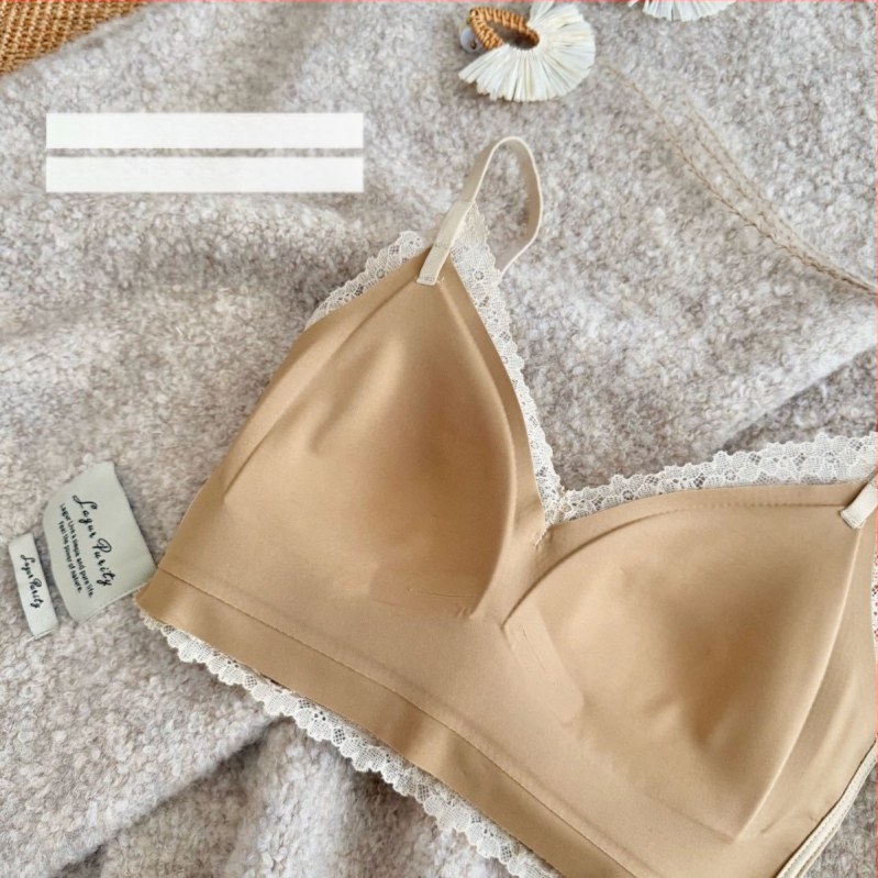 Бра с дантела, френски стил дълбок V, триъгълна чашка, безшевна, задни катарами с три реда