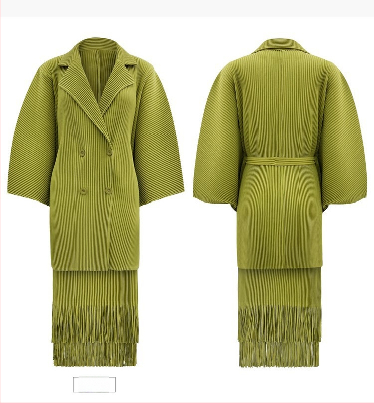 Costum cu fustă două piese, poliester, textură ușor zbârlită, mâneci 3/4, fustă midi