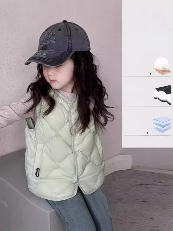 Vesta pentru copii cu puf de rață, fără mâneci, lungime scurtă, croială mulată; umplutură: puf alb de rață 41 g; exterior și căptușeală din poliester; protecție UV; potrivit pentru iarnă, primăvară și toamnă