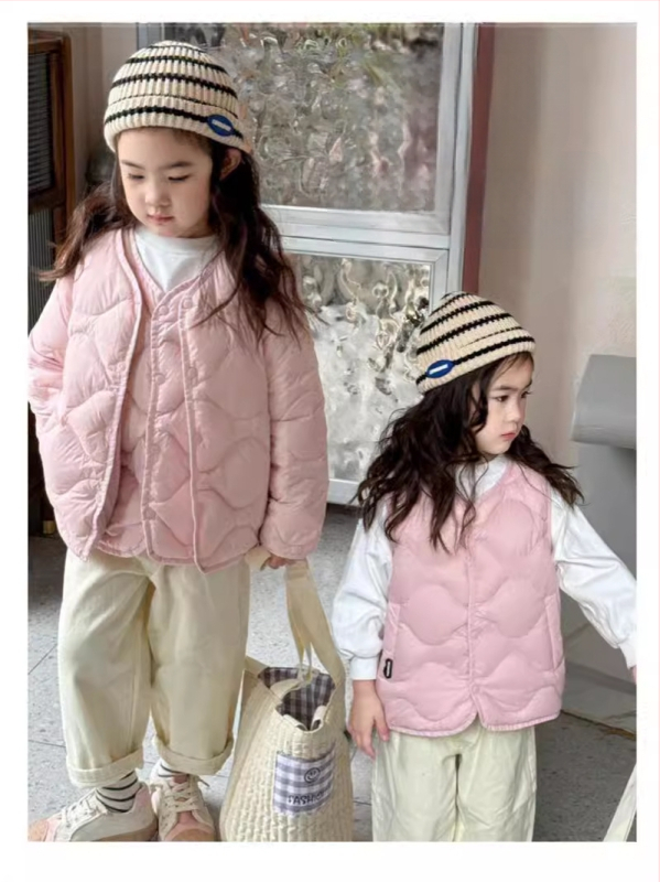 Vesta pentru copii cu puf de rață, fără mâneci, lungime scurtă, croială mulată; umplutură: puf alb de rață 41 g; exterior și căptușeală din poliester; protecție UV; potrivit pentru iarnă, primăvară și toamnă