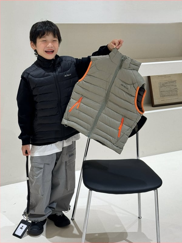 Vesta pentru copii cu puf, fără mâneci, lungime scurtă, croială lejeră; umplutură: puf; conținut puf: 86–90%; material exterior și căptușeală: nylon; fermoar; pentru copii peste 8 ani (peste 140 cm); iarnă 2025